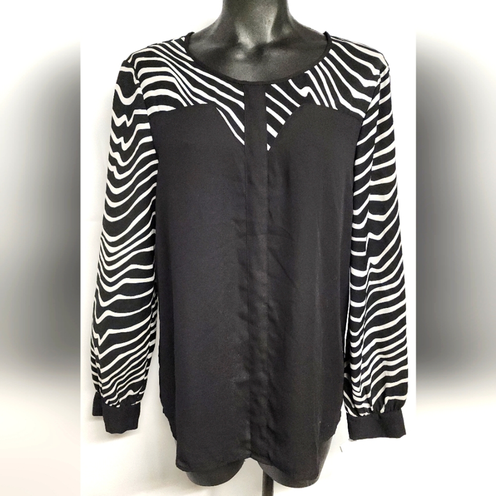 Sabie black/white top.  Sz Sm. New